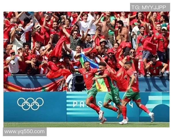 足球明星出场佩戴耳麦引发热议球场科技与运动员表现的完美结合